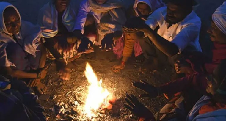 మెదక్ జిల్లాలో చలి తీవ్రత: ప్రజలు అగ్ని మంటల చుట్టూ ఆశ్రయం