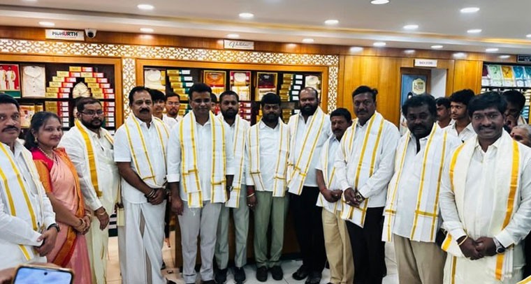 రామరాజు కాటన్ షోరూం” ను ప్రారంభించిన ఎమ్మెల్యే కేపీ వివేకానంద్