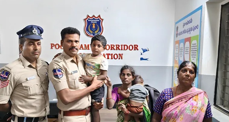 తప్పిపోయిన బాలుడిని తల్లిదండ్రులకు అప్పజెప్పిన పోలీసులు