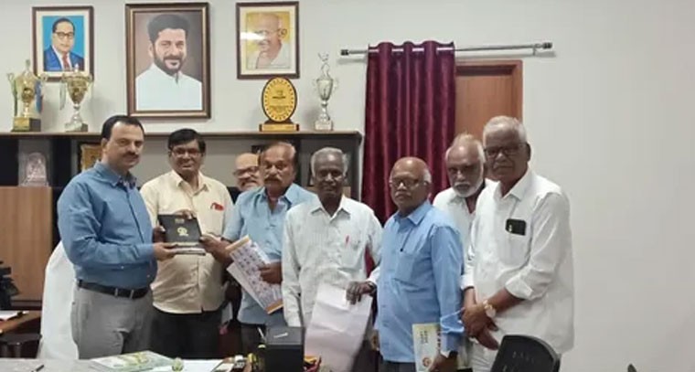 సీనియర్ సిటిజన్స్ అసోసియేషన్ డైరీలు అందజేత