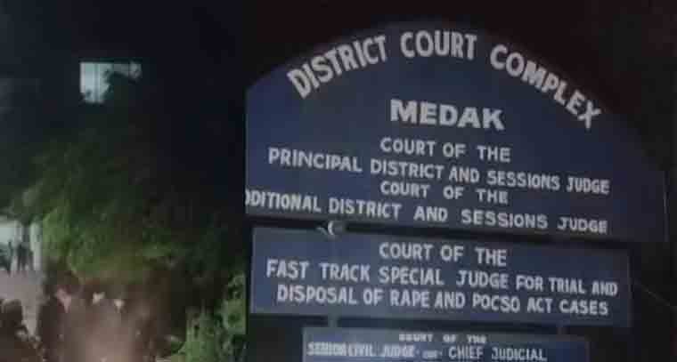 మెదక్ లో విషాదం, కోర్టు భవనం పైనుంచి దూకిన కుటుంబం
