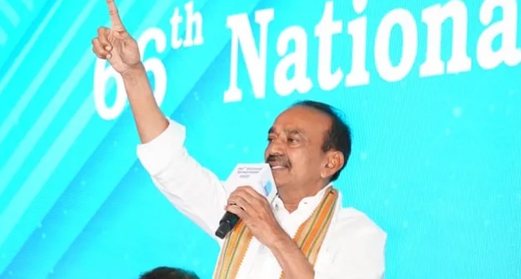 ఈటల రాజేందర్, మంత్రి పొంగులేటితో భేటీ: డబుల్ బెడ్ రూమ్ ఇళ్లపై చర్చ