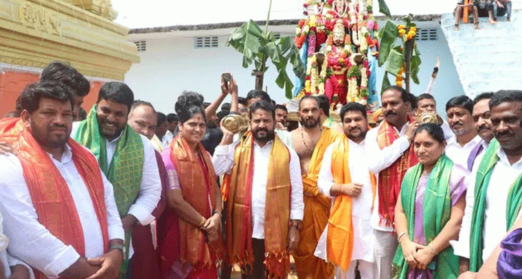 మెతుకు ఆనంద్ దంపతుల అనంతపద్మనాభ స్వామి ఆలయంలో ప్రత్యేక పూజలు