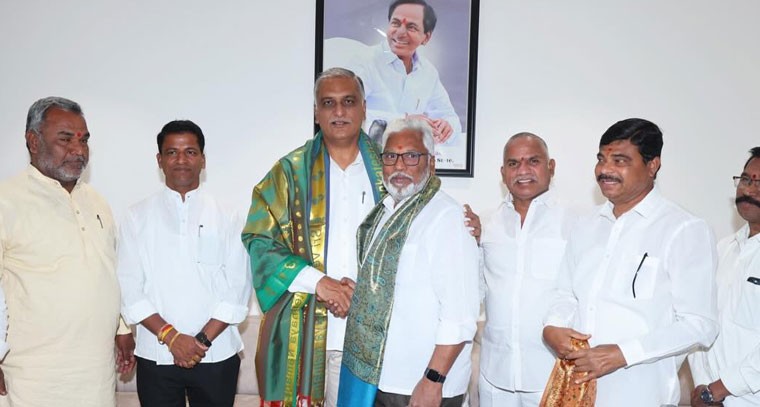  సిద్దిపేట శాసనసభ్యులు హరీష్ రావు గారిని కలిసిన పటాన్చెరువు మాజీ కార్పొరేటర్ మెట్టు కుమార్ యాదవ్