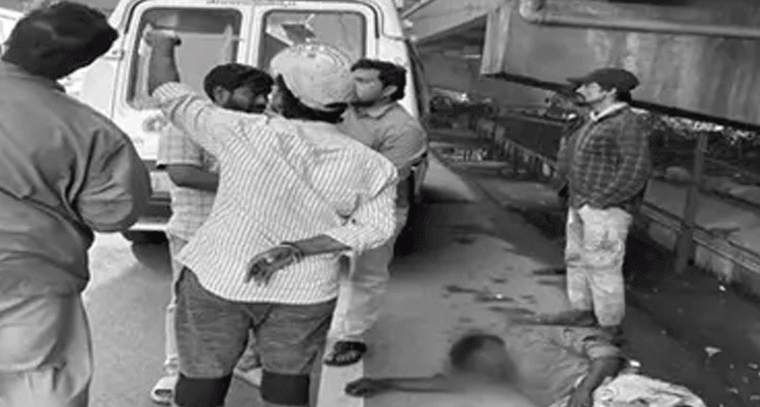 మెట్రో స్టేషన్ పై నుంచి దూకిన వ్యక్తి