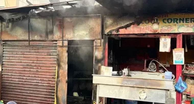 మిఠాయి దుకాణంలో భారీ అగ్నిప్రమాదం, దుకాణం దగ్ధం