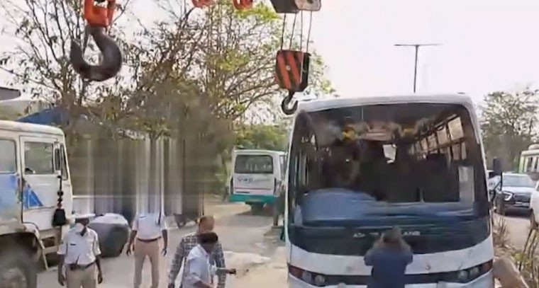 హైదరాబాద్ మియాపూర్‌లో ప్రైవేట్ మినీ బస్సు బోల్తా