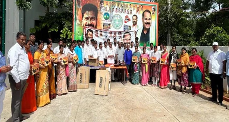 మైనార్టీ వర్గాలకు కుట్టు మిషన్ల పంపిణి: ఎమ్మెల్యే