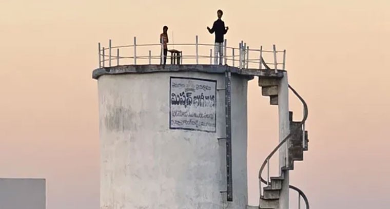 మంచినీటి ట్యాంకుపై గాలిపటాలు: పిల్లల భద్రతపై ఆందోళన