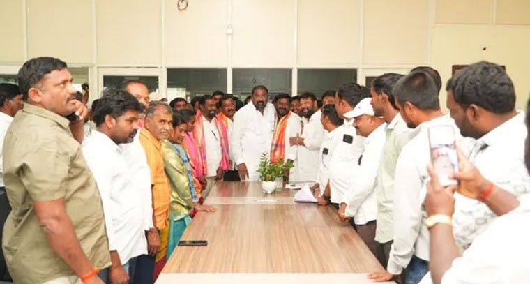 మంత్రి కలిసిన అమరచింత మున్సిపాలిటీ చైర్ పర్సన్, సభ్యులు