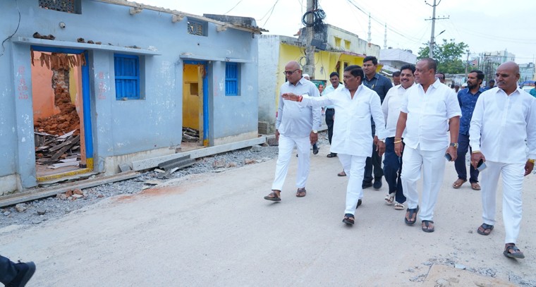 రహదారి విస్తరణ పనులను పరిశీలించిన ఎమ్మెల్యే గూడెం మహిపాల్ రెడ్డి