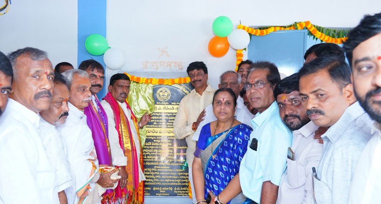 సిసి రోడ్లు, యూజీడి నిర్మాణ పనులకు శంకుస్థాపన చేసిన ఏమ్మెల్యే 