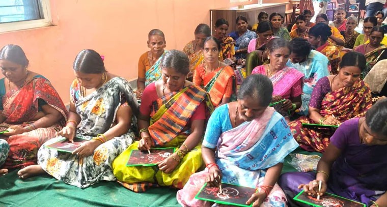 ‘అమ్మకు అక్షరాభ్యాసం’ అమ్మలు ఆసక్తిగా పాల్గొన్నారు. 