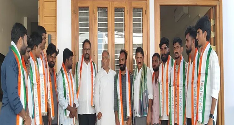 మామడలో బీజేపీకి ఎదురుదెబ్బ... 50 మంది కాంగ్రెస్ లోకి