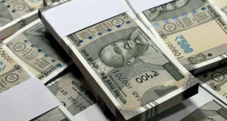 కళ్ళలో కారం కొట్టి.. హవాలా డబ్బు కొట్టేశారు..! 