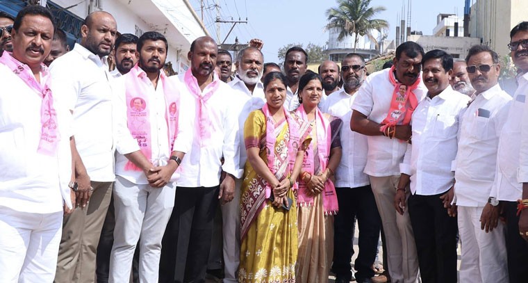 గుమ్మడిదలలో నిర్వహించిన ఇంటింటి ప్రచారంలో  బీఆర్ఎస్ నాయకులు మాద్రి పృథ్వీరాజ్