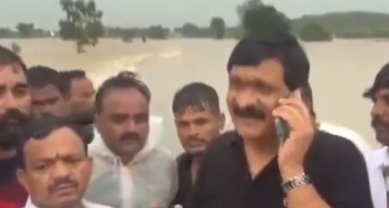 వరదల్లో చిక్కుకున్న బాధితులతో ఫోన్లో మాట్లాడిన మైనంపల్లి