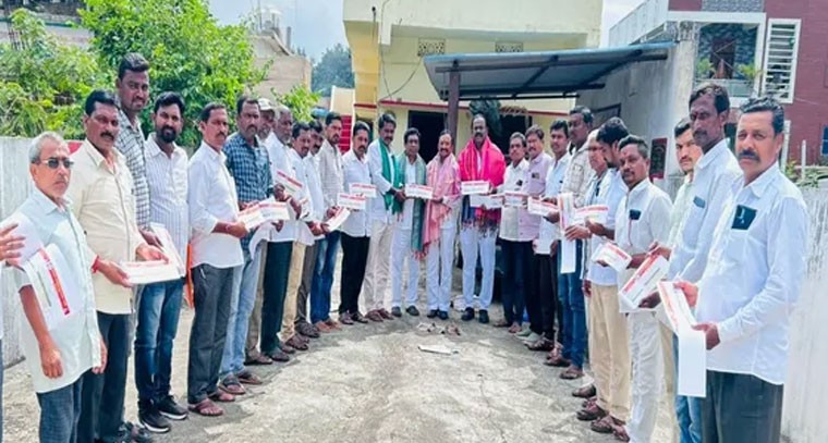 మున్నూరు కాపు సంఘం సభ్యత్వ నమోదు బుక్కులు పంపిణీ