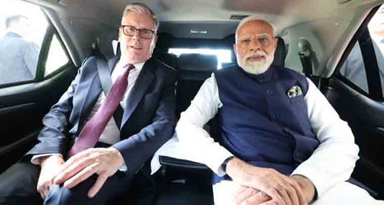 సీటు బెల్టు పెట్టుకోకుండా ఫొటోలకి పోజులిచ్చిన మోడీ 