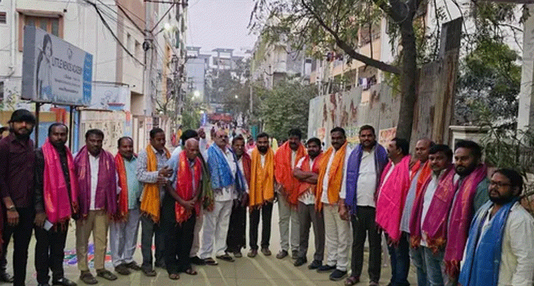 ముగ్గుల పోటీల్లో పాల్గొన్న మియాపూర్ కార్పొరేటర్ శ్రీకాంత్