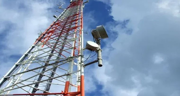 సెల్ టవర్ పైకి ఎక్కి వ్యక్తి హల్ చల్