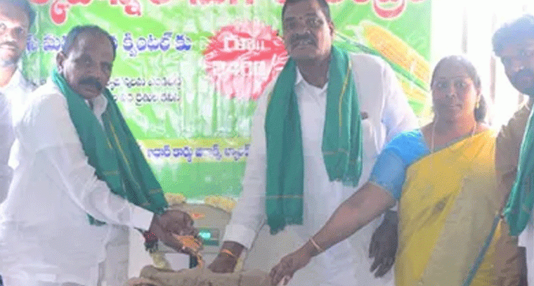 మొక్కజొన్న కొనుగోలు కేంద్రాన్ని ప్రారంభించిన ఎమ్మెల్యే