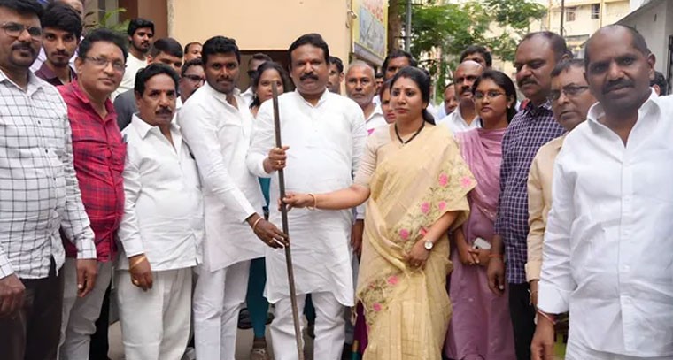 పైపులైన్ పనులు ప్రారంభించిన ఎమ్మెల్యే శ్రీగణేష్