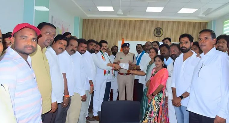 ఎస్పీకి మెదక్ జిల్లా కాంగ్రెస్ నాయకుల వినతిపత్రం
