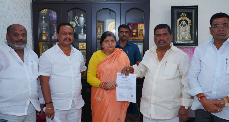 రెండు లక్షల 50 వేల రూపాయల ఎల్ఓసిని అందజేసిన ఎమ్మెల్యే జిఎంఆర్ 