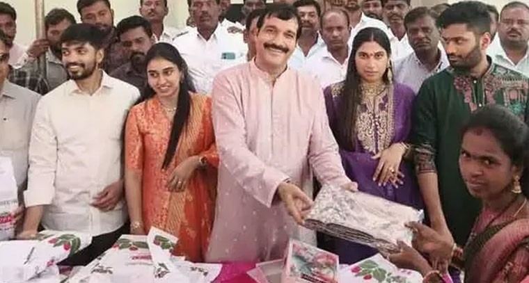 కూతురు పెళ్లికి ఊరంతా పట్టు చీరల పంపిణీ