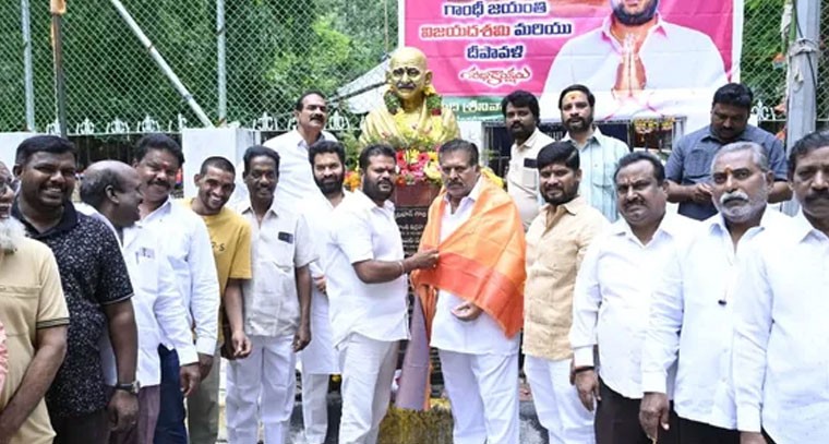 గాంధీ జయంతి: ముఠాగోపాల్, యువ నాయకులతో నివాళులు