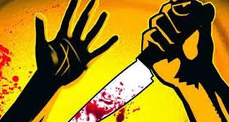 వివాహేతర ప్రేమ ప్రాణాలు తీసింది.. బాలుడి కళ్ల ముందు మహిళ దారుణ హత్య!

