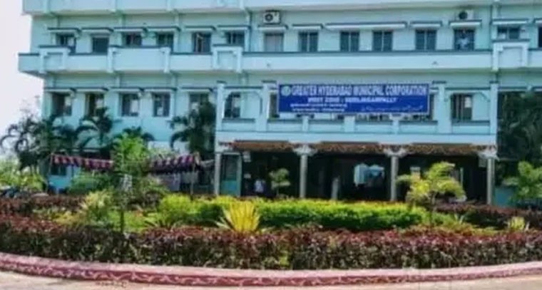 శేరిలింగంపల్లి మున్సిపల్ కార్యాలయంలో ఏసీబీ అధికారులు సోదాలు