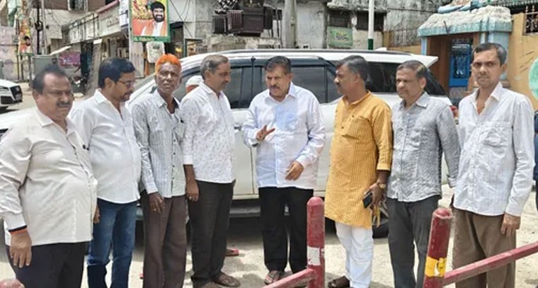 రోడ్డు పనులను పర్యవేక్షిస్తున్న ఎమ్మెల్యే ముఠా గోపాల్