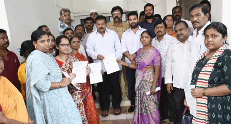 గాంధీనగర్ డివిజన్ లో సీఎం రిలీఫ్ ఫండ్ చెక్కుల పంపిణీ