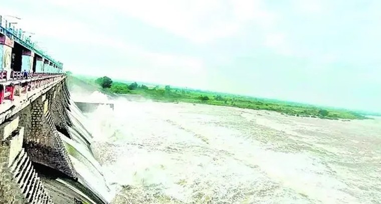  ఎనిమిది గేట్లు తెరిచి దిగువకు నీటి విడుదల