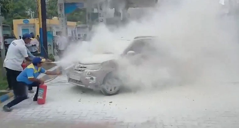 కారులో చెలరేగిన మంటలు.. తప్పిన ప్రమాదం