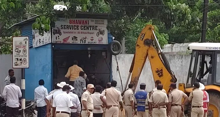 మైలార్‌దేవ్‌పల్లిలో అక్రమ దుకాణాల కూల్చివేత