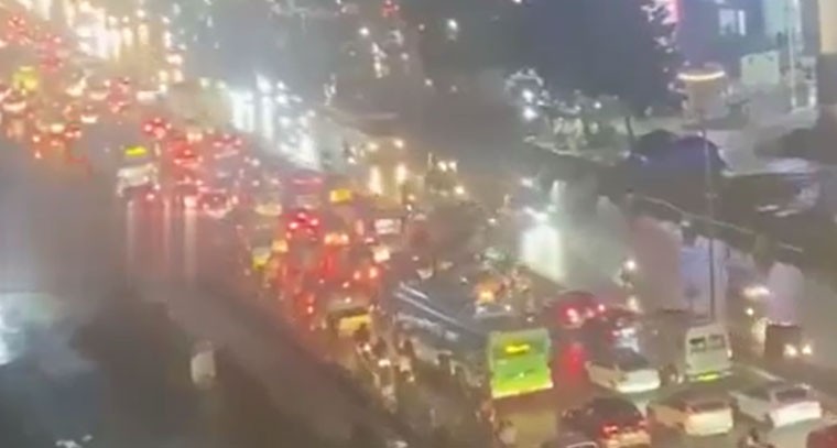 మియాపూర్ - మదీనాగూడ రహదారిపై భారీ ట్రాఫిక్ జామ్