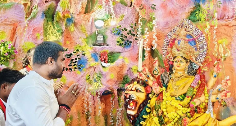 మహిషా సుర మర్థిని అయిన శ్రీ దుర్గాభవాని అమ్మవారిని దర్శించుకున్న   మారబోయిన రవి యాదవ్ 