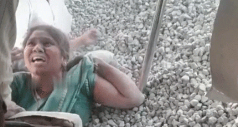 నడుములోతు కంకరలో ఇరుక్కొని నరకయాతన