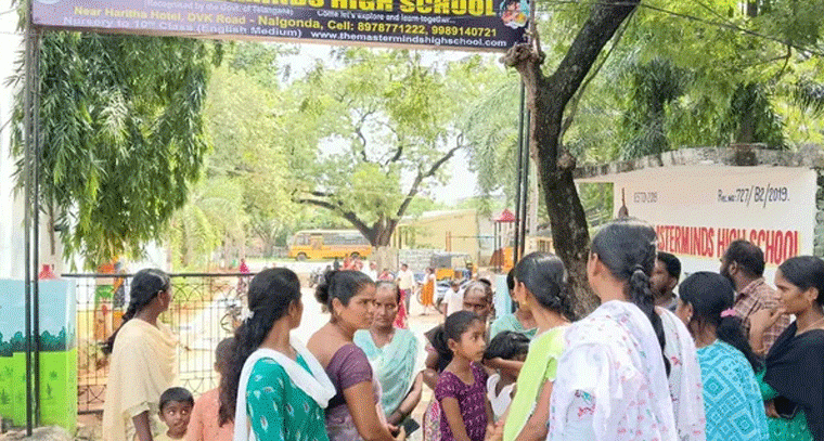 అగమ్యగోచరంగా 300 మంది విద్యార్థుల భవితవ్యం