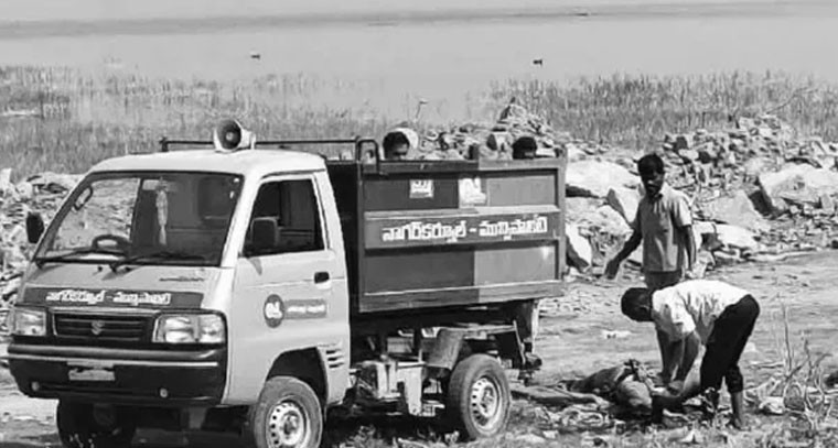 మున్సిపాలిటీ చెత్త ఆటోలో వృద్ధురాలి మృతదేహం తరలింపు