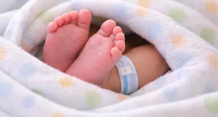 16 ఏళ్ల బాలిక ప్రసవం.. శిశువును చెత్తబుట్టలో వేసేందుకు యత్నం