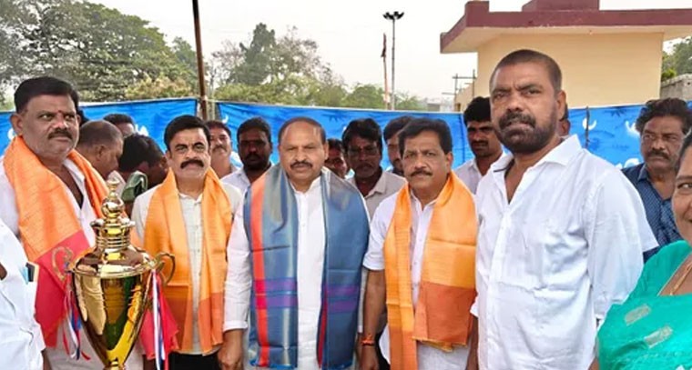 నల్లగొండ ఎంపీ జన్మదినం: క్రికెట్ టోర్నమెంట్ ప్రారంభం