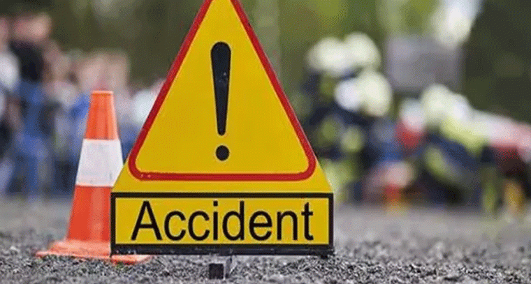 కూలీలతో వెళ్తున్న ఆటో బోల్తా.. 10 మందికి గాయాలు