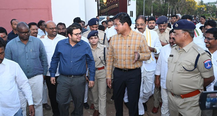 న‌ల్ల‌చెరువును ప‌రిశీలించిన హైడ్రా క‌మిష‌న‌ర్‌