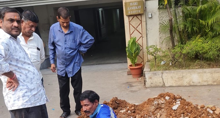 ఇంటికి నల్లా కనెక్షనను తొలగించిన జలమండలి అధికారులు