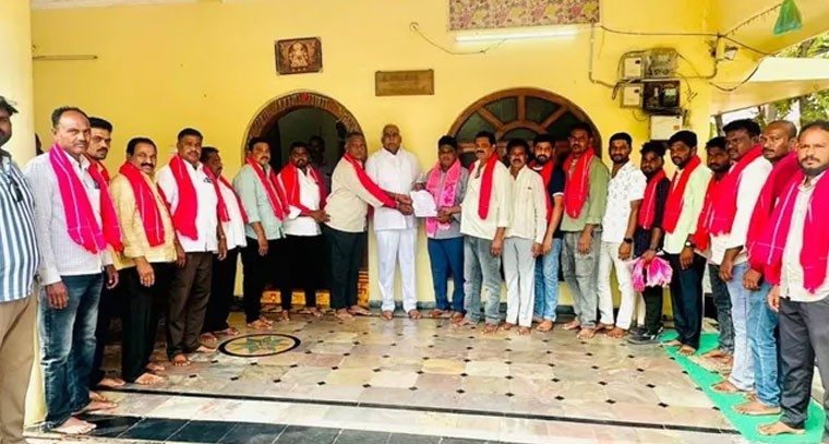 వార్డ్ నెం. 11 టిఆర్ఎస్ కౌన్సిలర్ అభ్యర్థిగా బి–ఫారం స్వీకరణ