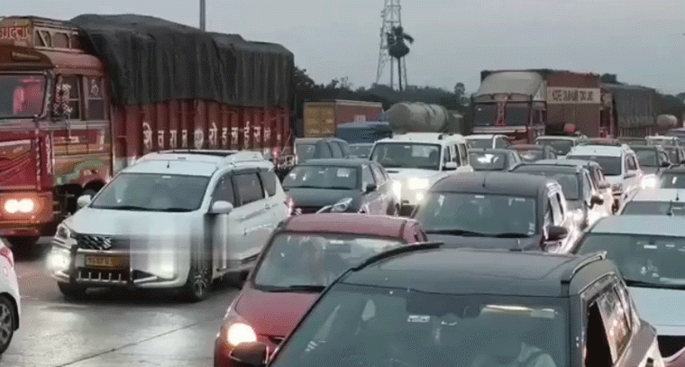 సంక్రాంతి పండుగ.. టోల్ ప్లాజా వద్ద బారులు తీరిన వాహనాలు